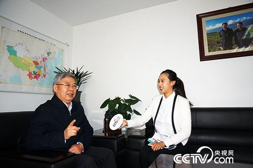 国务院扶贫办主任刘永富接受央视网记者专访（央视网记者郭城 摄）